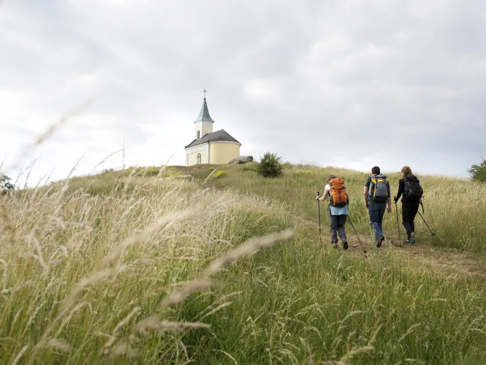 Wanderer auf dem Jakobsweg in Michelberg im Weinviertel