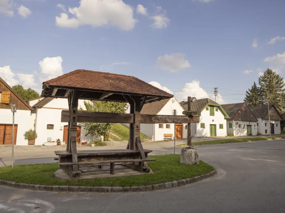 Weinpresse mitten in der Kellergasse Kettlasbrunn im Weinviertel