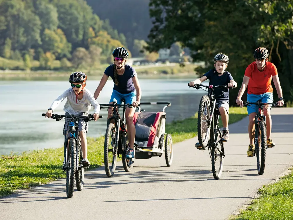 Familie mach eine Fahrradtour am Donauufer