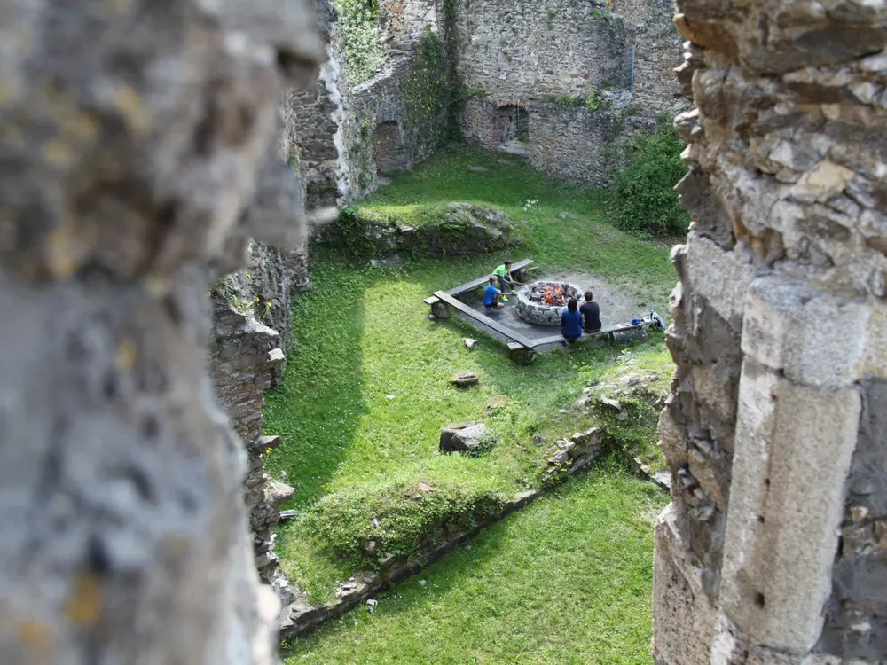 Blick in den Innenhof der Burgruine Schaunberg