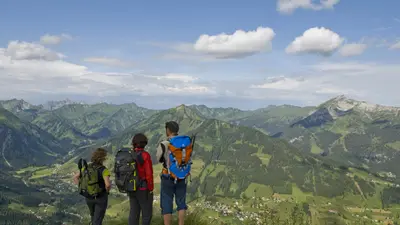 Wanderer an der Kanzelwand mit Blick über das Kleinwalsertal