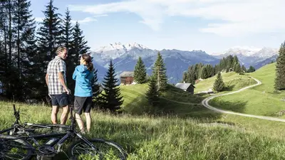 Paar beim E-Biken im Montafon