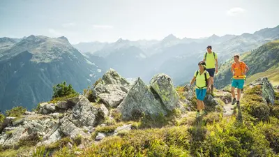Wanderer über den Gantekopf zur Alp Nova