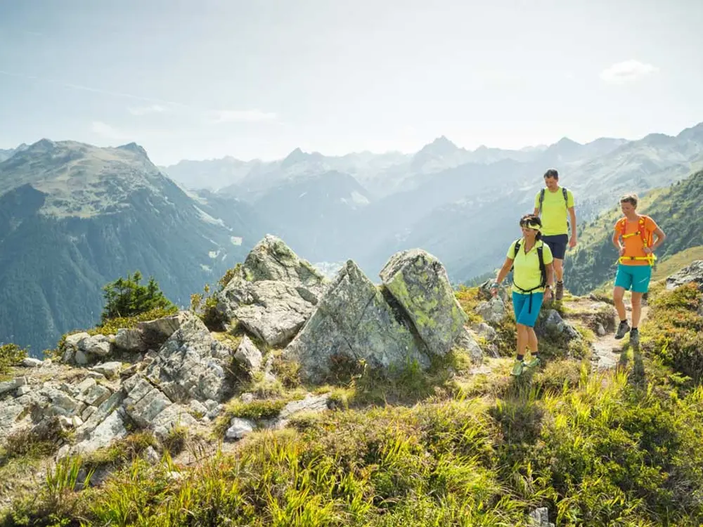 Wanderer über den Gantekopf zur Alp Nova