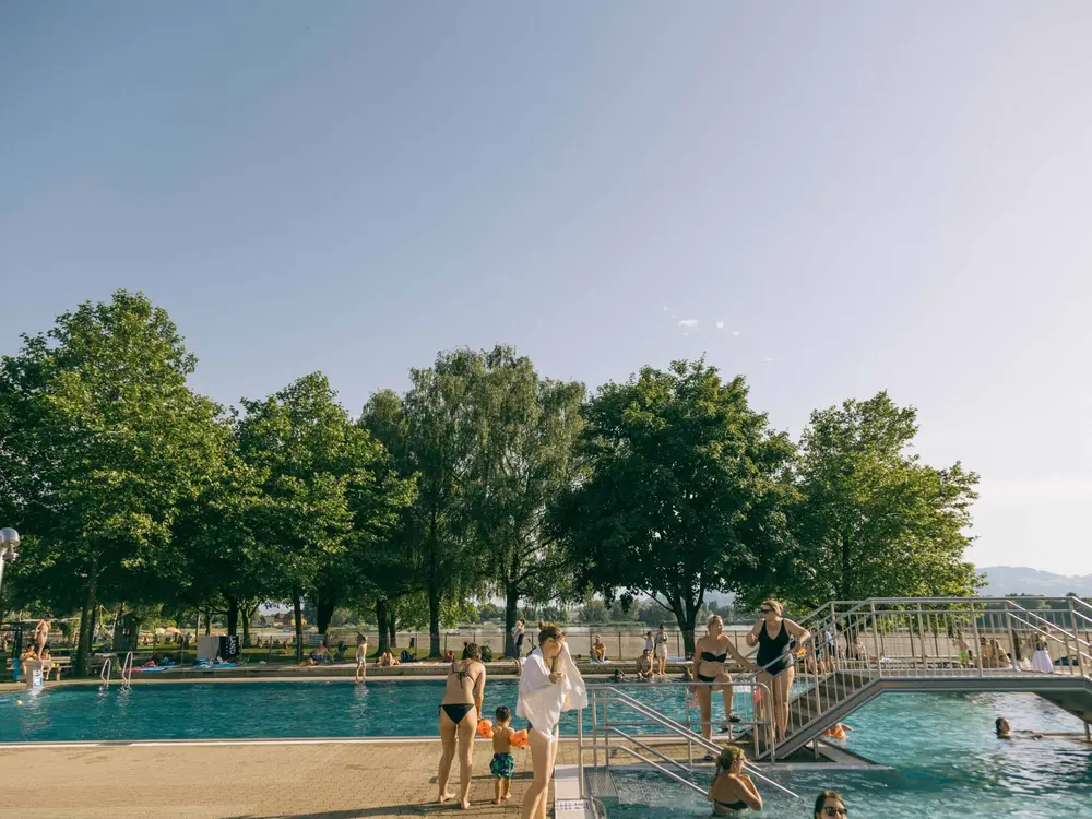 Das beliebte Strandbad in Hard ist eines der größten Bäder am Bodensee, mit Grander-Wasser im Freibecken, Rutschen, Spielplatz, Beachvolleyball und vielem mehr