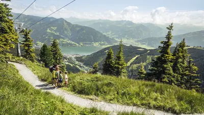 Aussicht genießen auf der Höhenpromenade in Zell am See-Kaprun