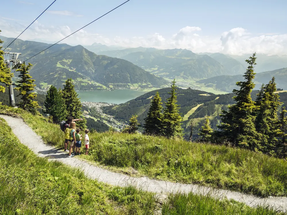 Aussicht genießen auf der Höhenpromenade in Zell am See-Kaprun