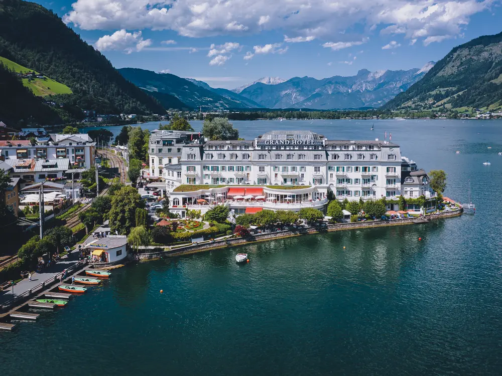 Blick auf das Grand Hotel in Zell am See