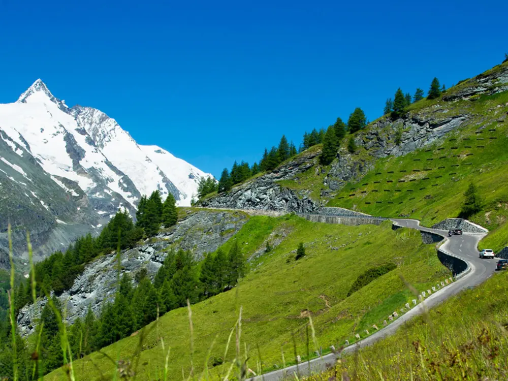 Großglockner Hochalpenstraße mit Blick auf den Glockner