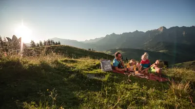 Familie bei einer Wanderpause am Hochkönig