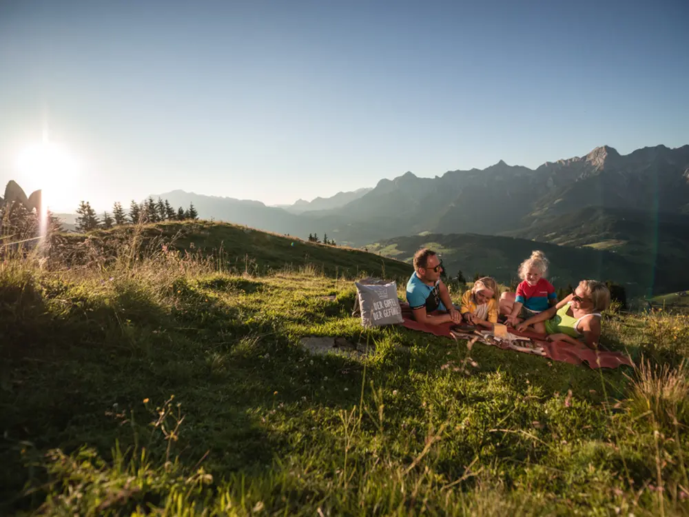 Familie bei einer Wanderpause am Hochkönig
