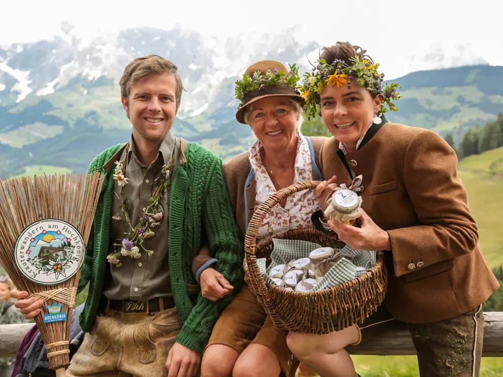 Gruppe mit Trachten beim Kräuterfest