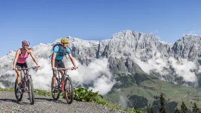Fahrradfahrer mit Bergkulisse