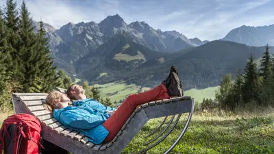 Idyllische Rast mit Bergpanorama