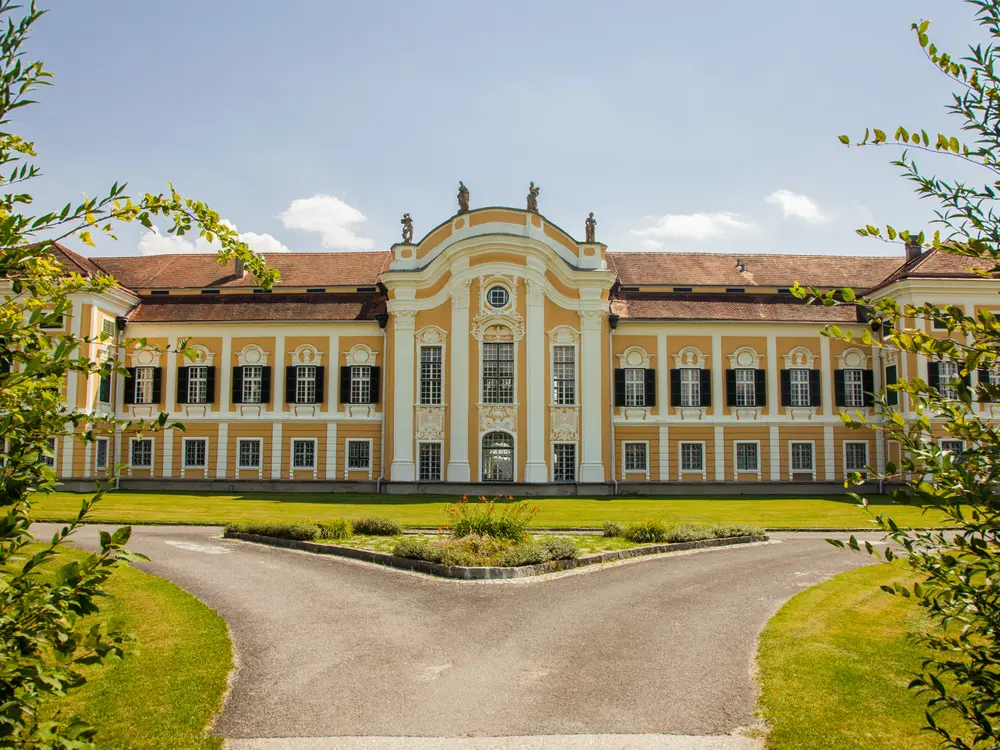 Frontansicht des Schloss Schielleiten in der Oststeiermark