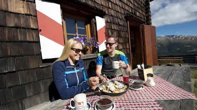 Paar bei einer Hütteneinkehr im Lungau