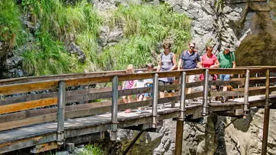 Familie beim Wandern in der Vorderkaser Klamm in St. Martin bei Lofer 