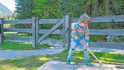 Junge beim Wandergolf im Salzburger Saalachtal