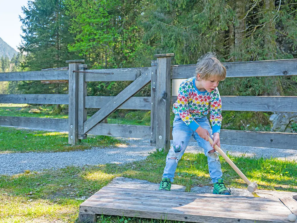 Junge beim Wandergolf im Salzburger Saalachtal