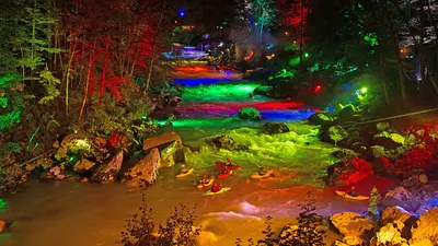 Kayaks beim abendlichen Loferrodeo auf der Saalach