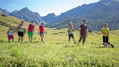 Familie beim Wandern im Naturpark Weißbach im Salzburger Saalachtal