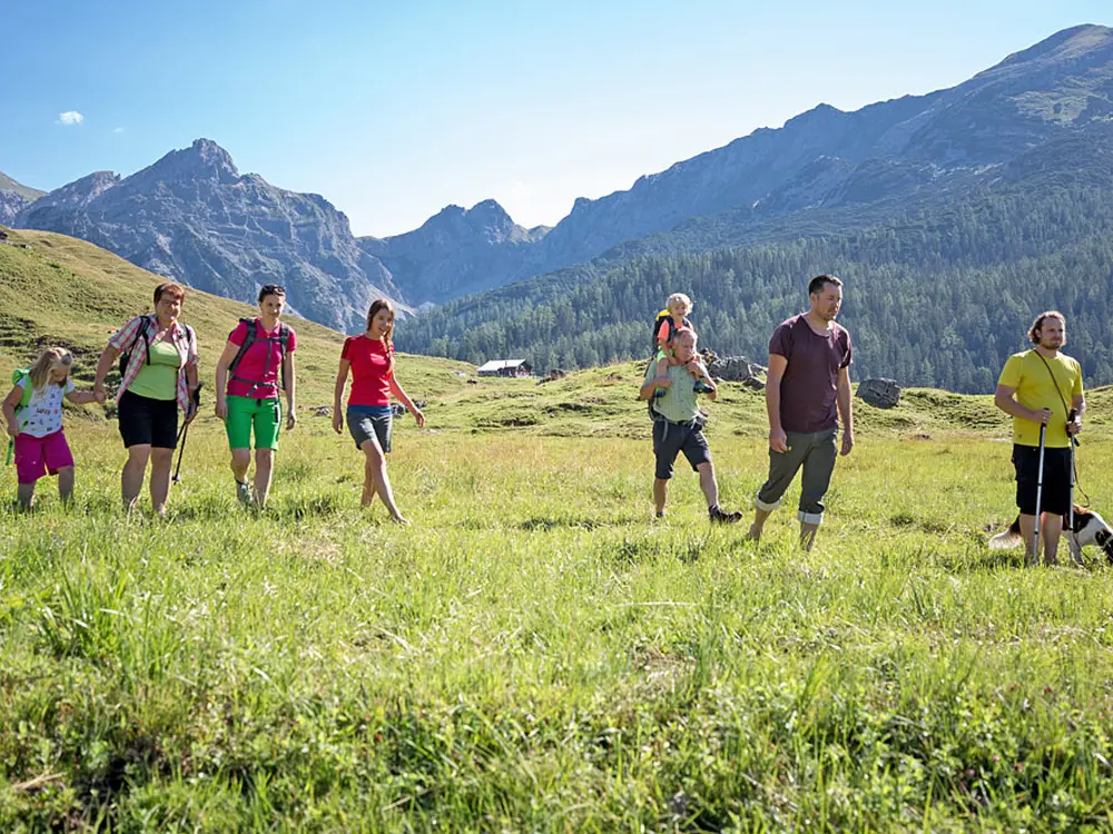 Familie beim Wandern im Naturpark Weißbach im Salzburger Saalachtal