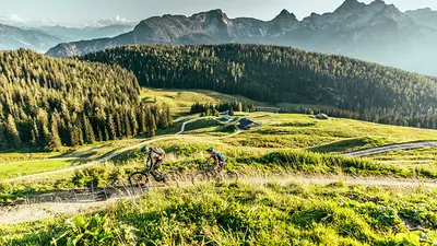 E-Mountainbiker auf der Kallbrunn Alm