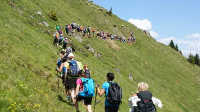 Wandergruppe beim Stoabergmarsch in Saalfelden-Leogang