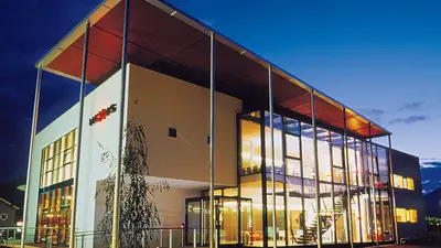 Außenansicht des Kunsthauses Nexus in Saalfelden bei Nacht