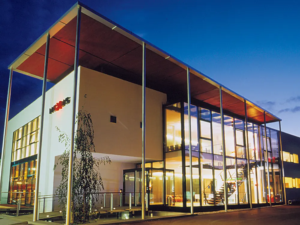 Außenansicht des Kunsthauses Nexus in Saalfelden bei Nacht