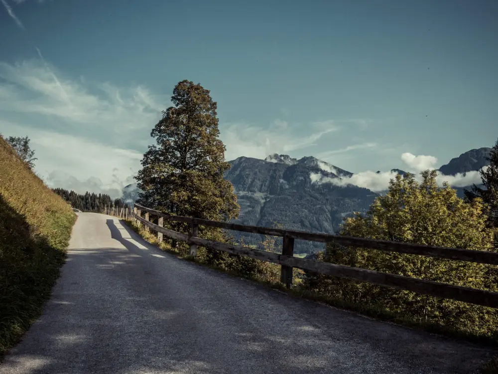 Wanderweg mit Bergpanorama bei St. Veit im Salzburger Land