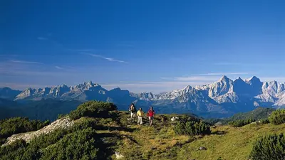 Wanderer in den Bergen der Salzburger Sportwelt