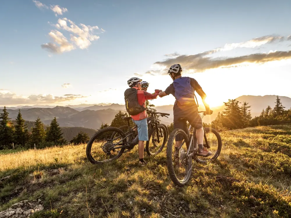 Drei Freunde machen eine MTB-Tour in Flachau