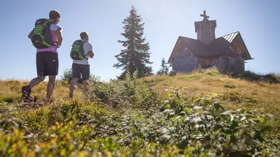 Wandern zur Friedenskirche am Hochgründeck