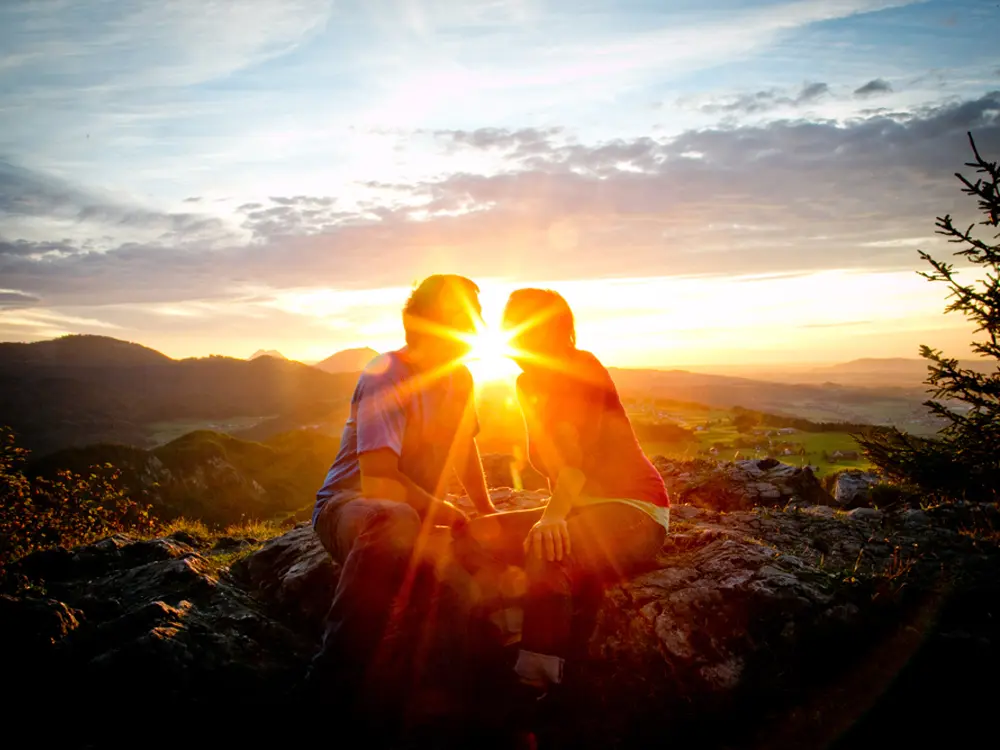 Paar beim Sonnenuntergang am Fuschlsee
