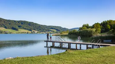 Paar auf einem Steg am Irrsee