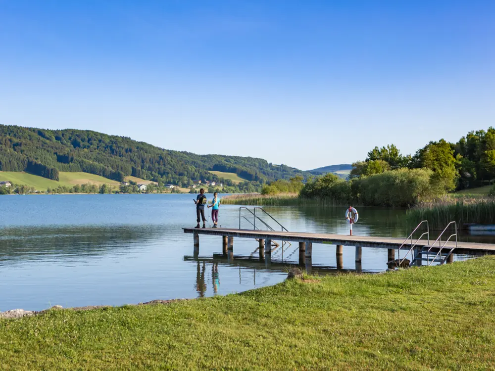 Paar auf einem Steg am Irrsee