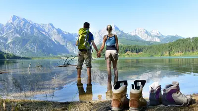 Paar beim Abkühlen im Almsee