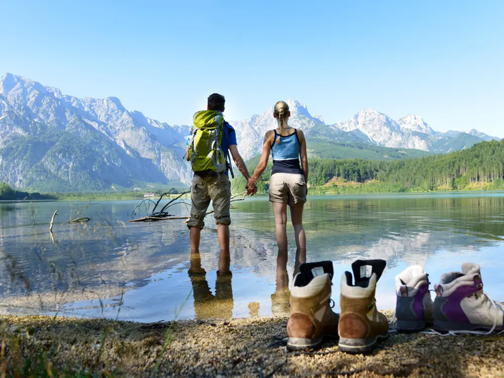 Paar beim Abkühlen im Almsee