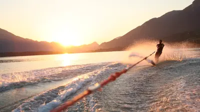 Wasserskifahrer auf dem Wolfgangsee