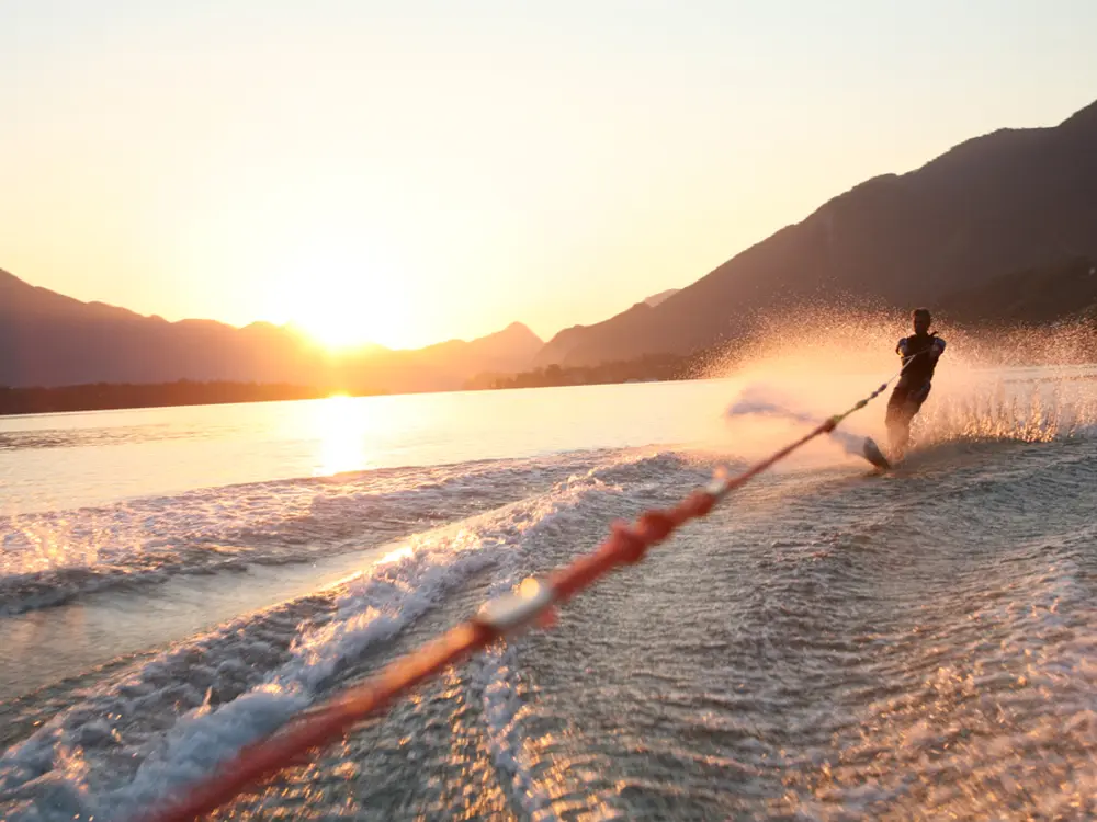 Wasserskifahrer auf dem Wolfgangsee