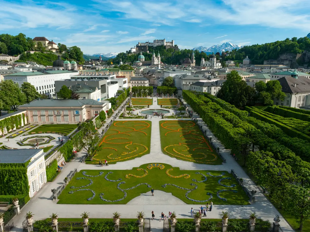 Blick über den Mirabellgarten auf die Salzburger Altstadt