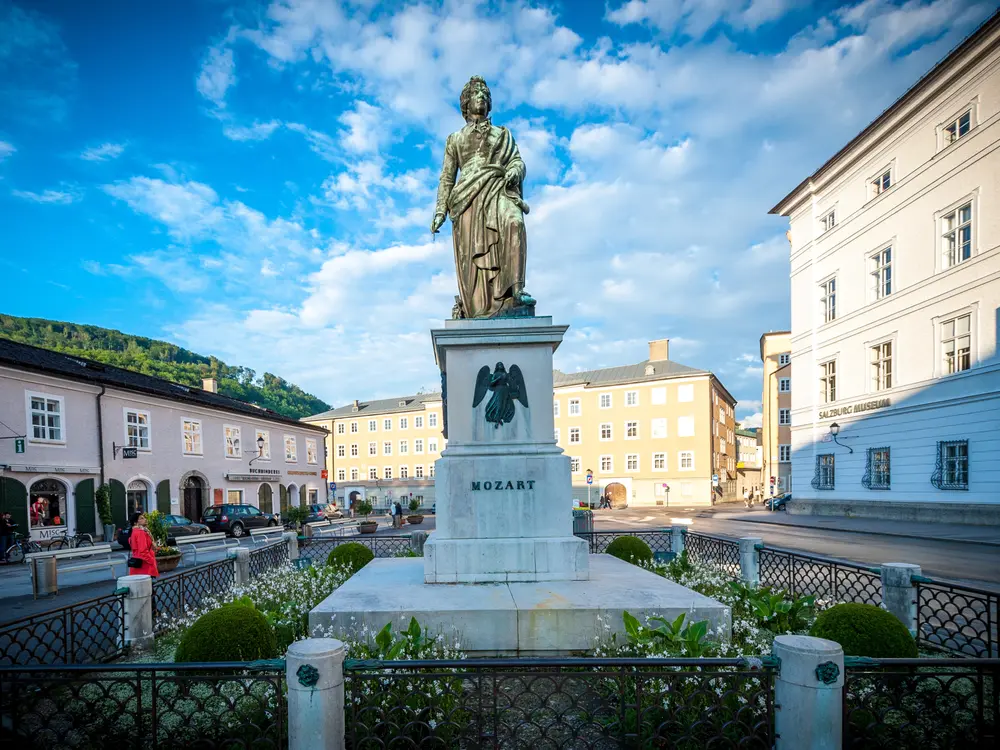 Mozart Denkmal am Mozartplatz in Salzburg