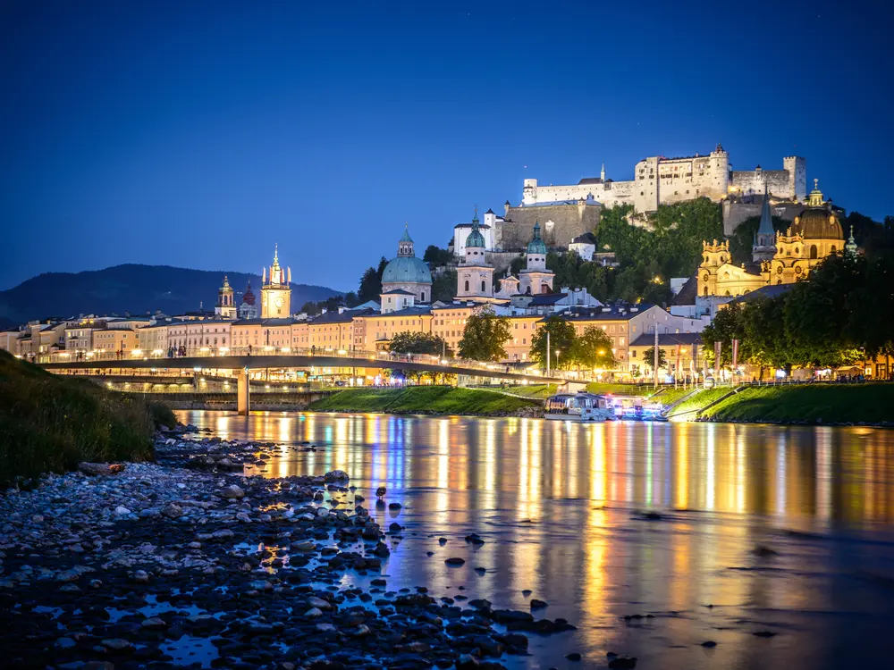 Blick vom rechten Salzachufer auf die Salzburger Altstadt mit Festung Hohensalzburg