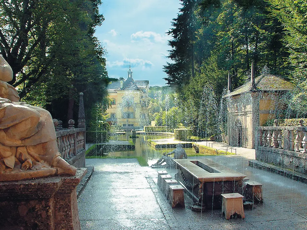 Die Wasserspiele bei Schloss Hellbrunn. Blick auf den Fürstentisch.
Hellbrunn palace with its trick fountains.
