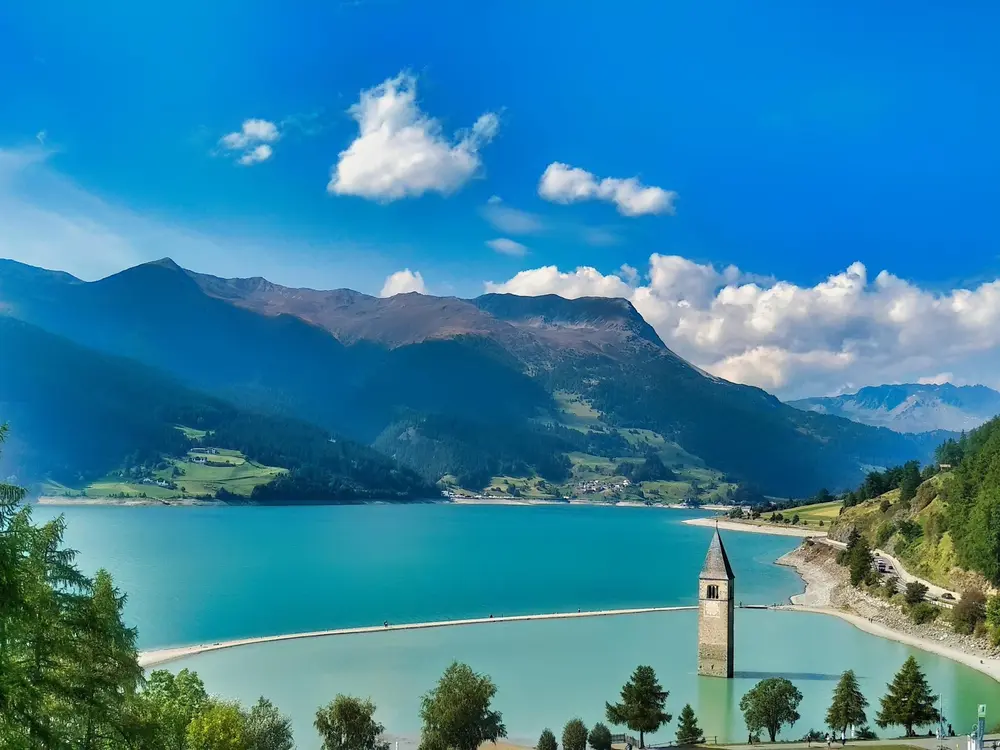 Glockenturm im Reschensee bei Graun im Reschenpass