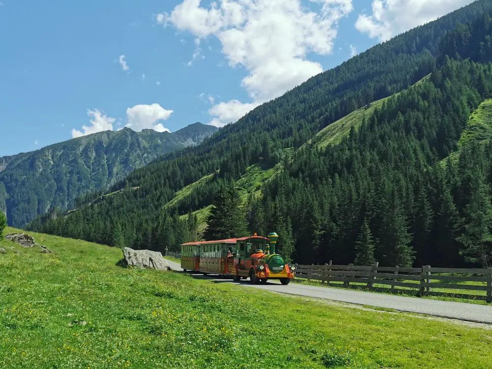 Die elektronische Tschu-Tschu-Bahn transportiert im Sommer Gäste durch das Naturschutzgebiet Pöllatal