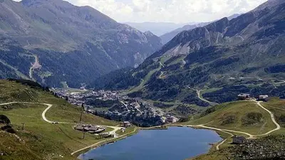 Der Ort liegt eingebettet zwischen den Bergen.