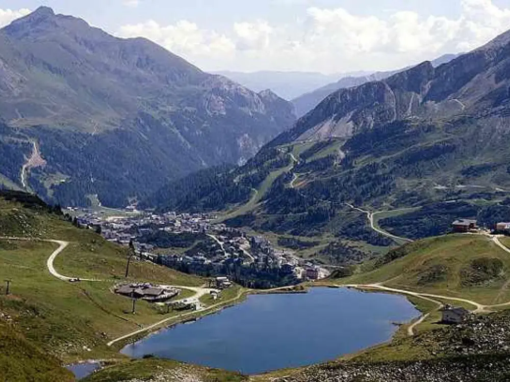 Der Ort liegt eingebettet zwischen den Bergen.