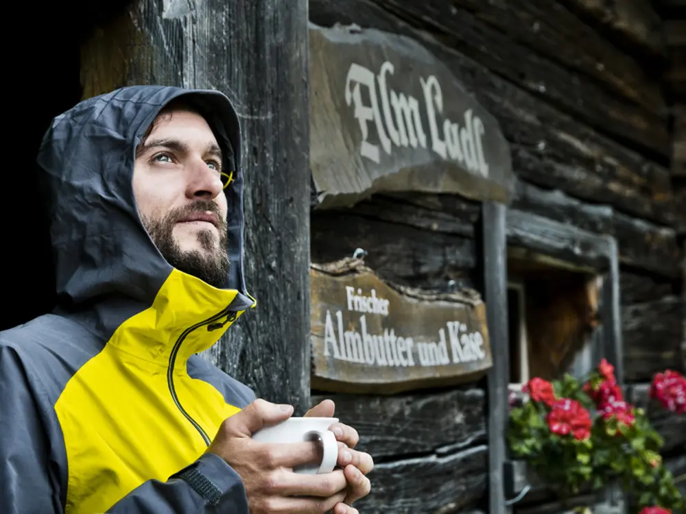 Wanderer bei einer Pause in einer Hütte in Saalbach